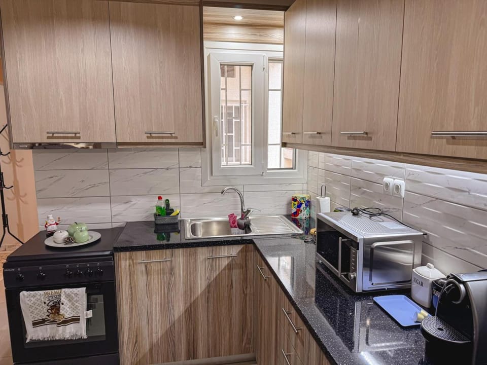 Coffee/tea facilities, Kitchen or kitchenette, stove
