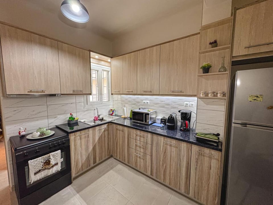 Coffee/tea facilities, Kitchen or kitchenette, oven, stove