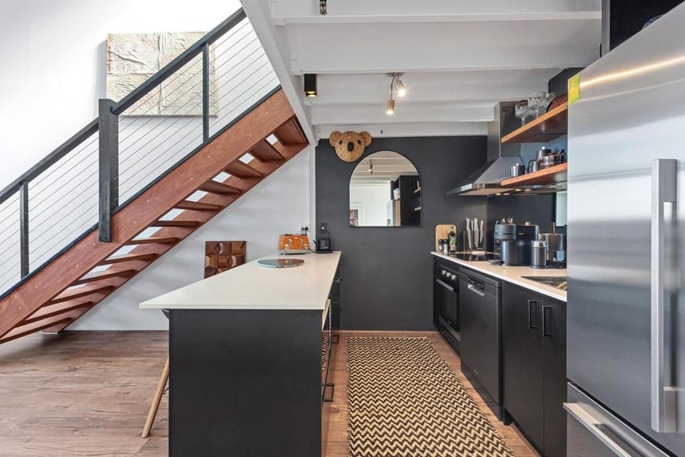 Luxury Water Views - 2Bed-2Bath-1Car-Pool Apartment in Bulimba