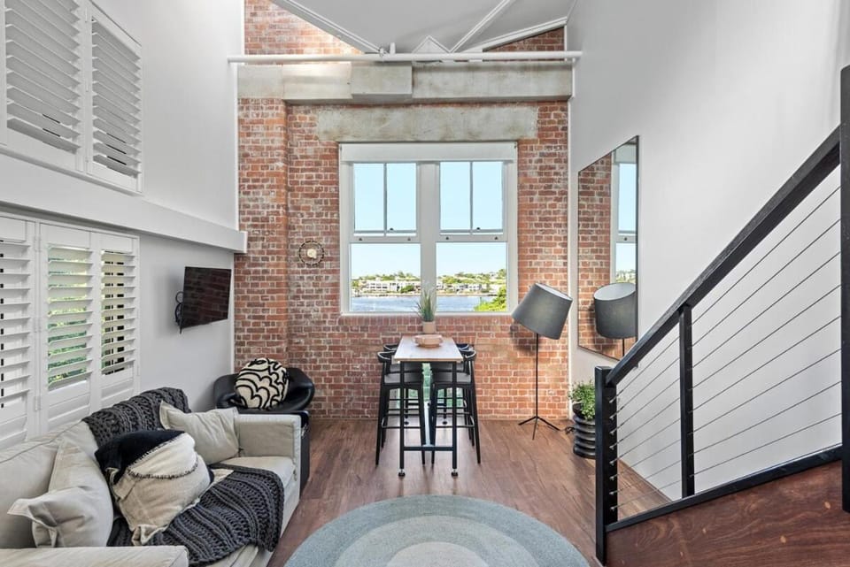 Luxury Water Views - 2Bed-2Bath-1Car-Pool Apartment in Bulimba