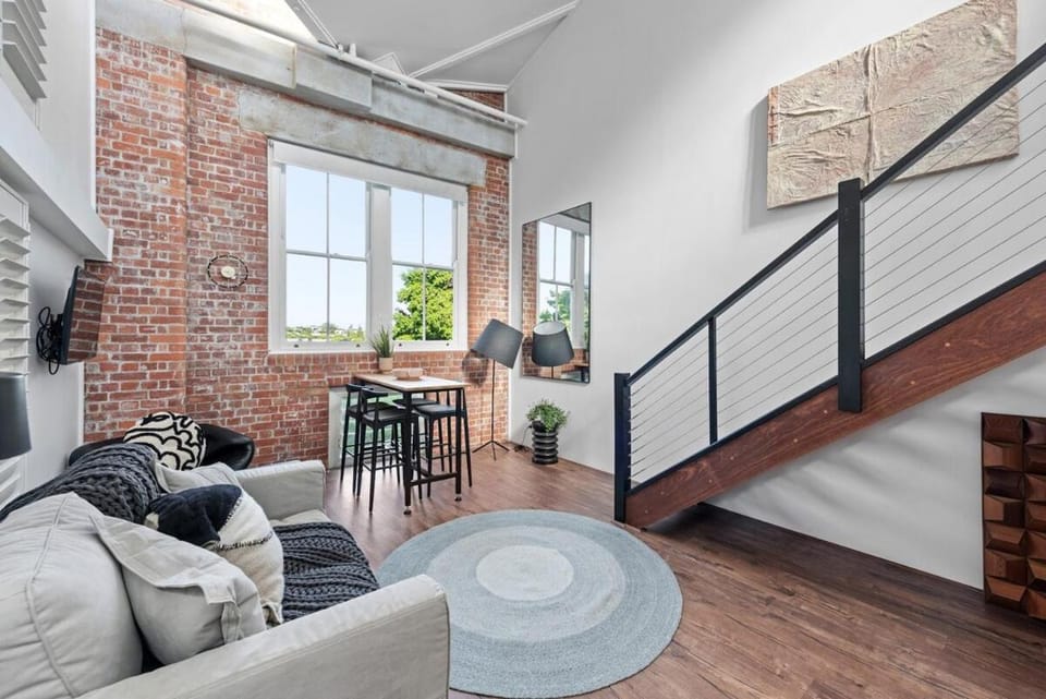 Luxury Water Views - 2Bed-2Bath-1Car-Pool Apartment in Bulimba