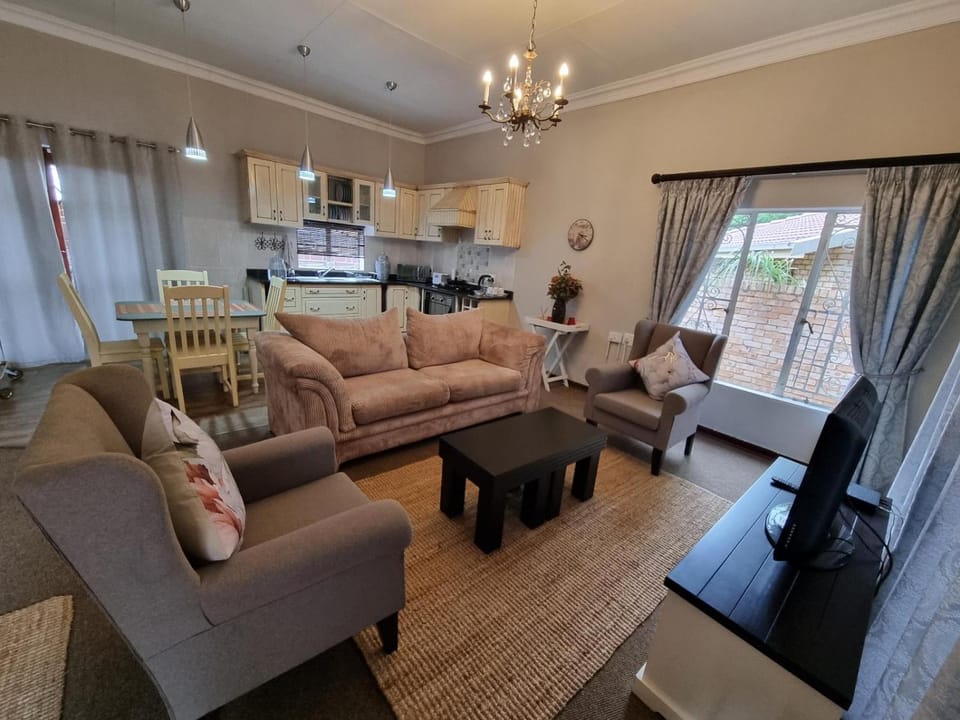 Facade/entrance, Kitchen or kitchenette, Living room, Seating area, Dining area, Parking, stove