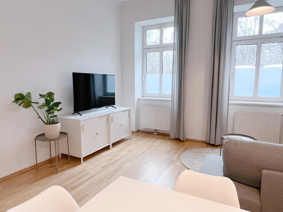 Communal lounge/ TV room, TV and multimedia, Living room, Seating area
