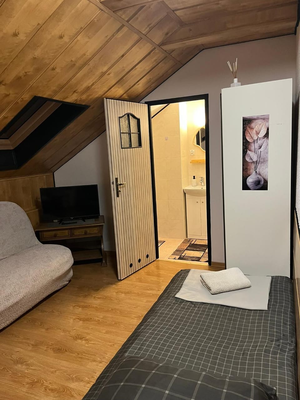 Bed, Photo of the whole room, Bedroom, towels