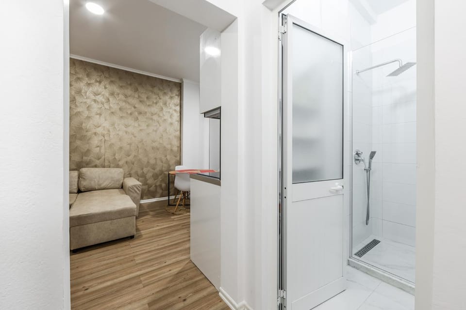 Exelent BnB Modern Apartment in Blloku Center with Fast WiFi - Gold Home Apartment in Tirana