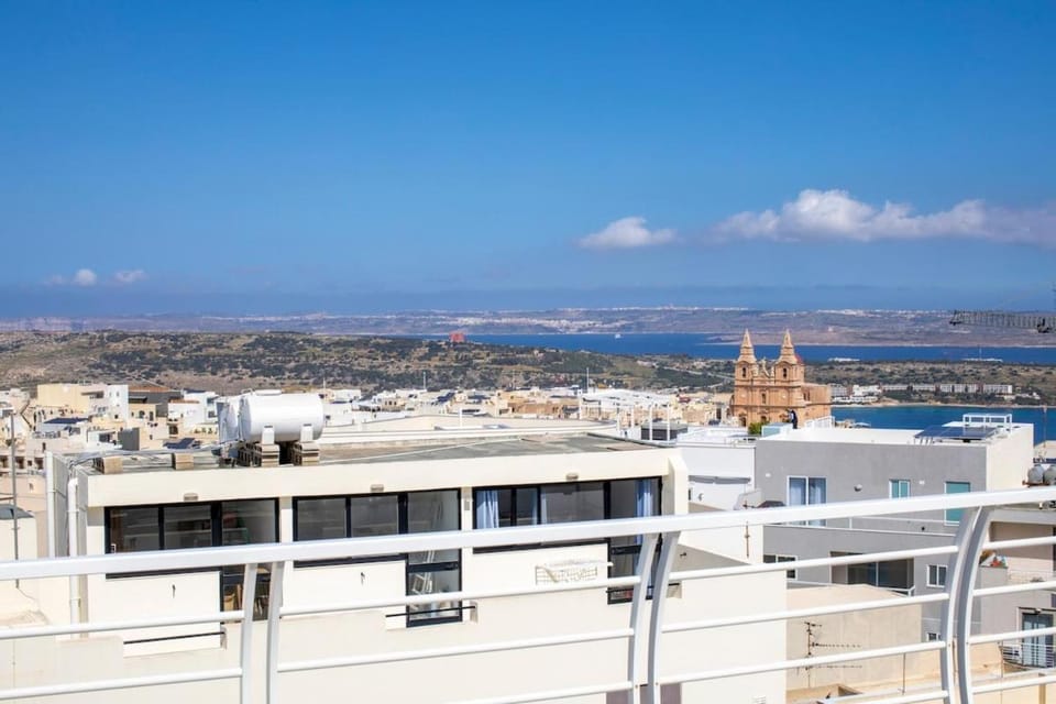Flat 6, Seaview 3 bedroom Apartment in Mellieha, central, nearby Beaches Apartment in Malta