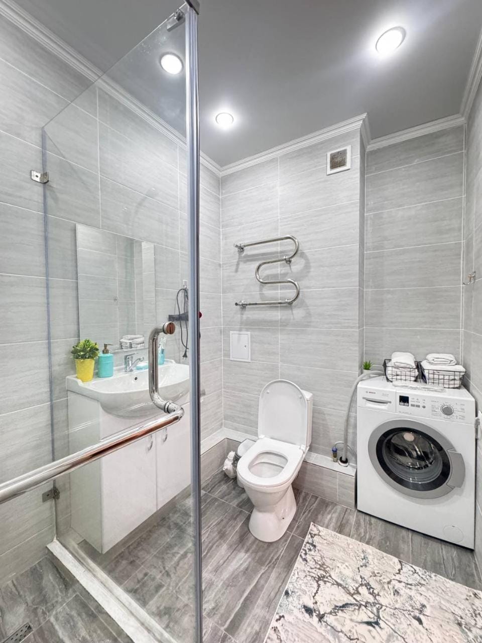 Shower, Toilet, Bathroom, towels, washing machine