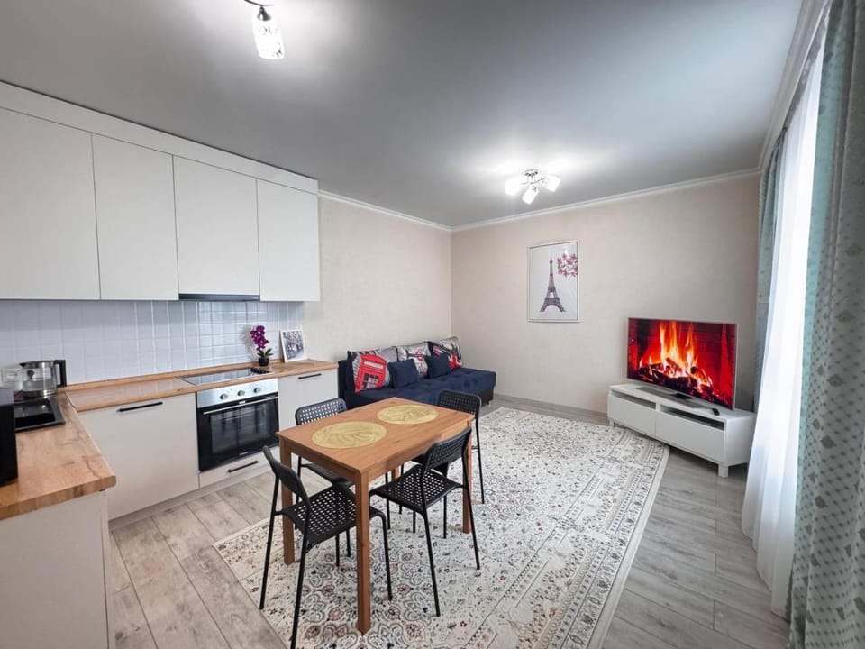 Communal lounge/ TV room, TV and multimedia, Kitchen or kitchenette, Living room, Photo of the whole room, Seating area, kitchen, kitchen
