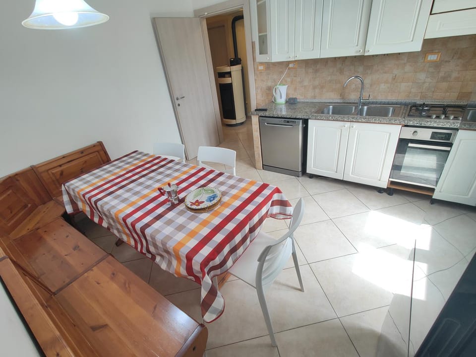 Kitchen or kitchenette, Dining area, dishwasher, stove
