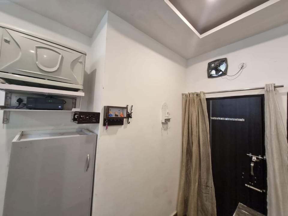 HOmeTEL-1 Bedroom Bath n kitchen Studio Apartment By Pushpanjali QLH Apartment in Dehradun