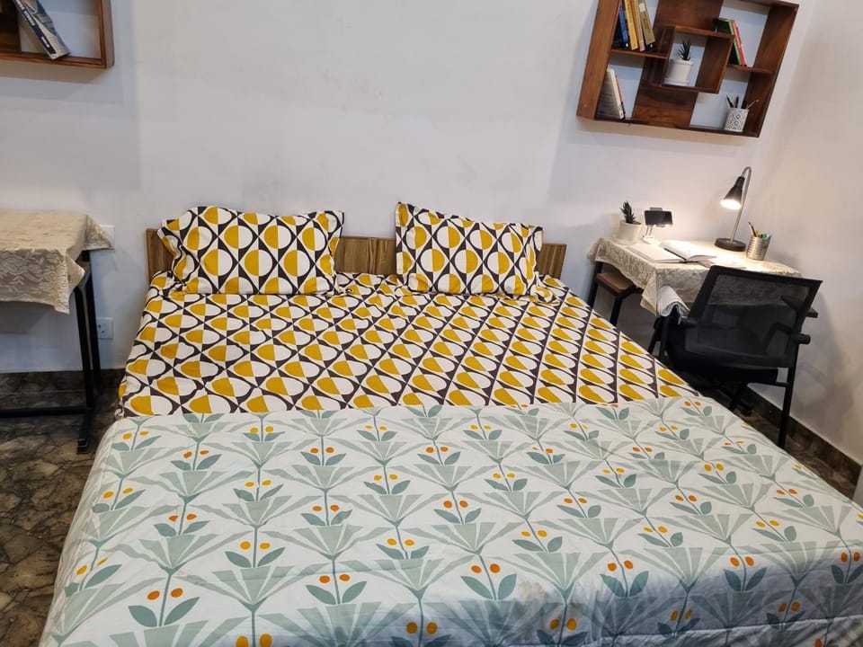 HOmeTEL-1 Bedroom Bath n kitchen Studio Apartment By Pushpanjali QLH Apartment in Dehradun