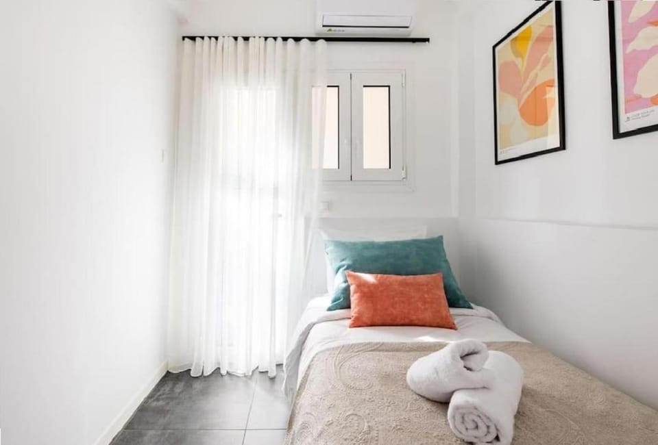 Bed, Bedroom, towels, air conditioner
