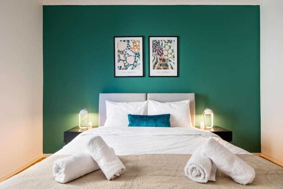 Bed, Bedroom, towels