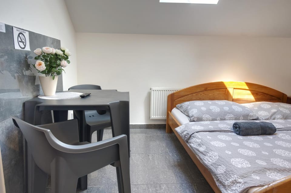 Bed, Seating area