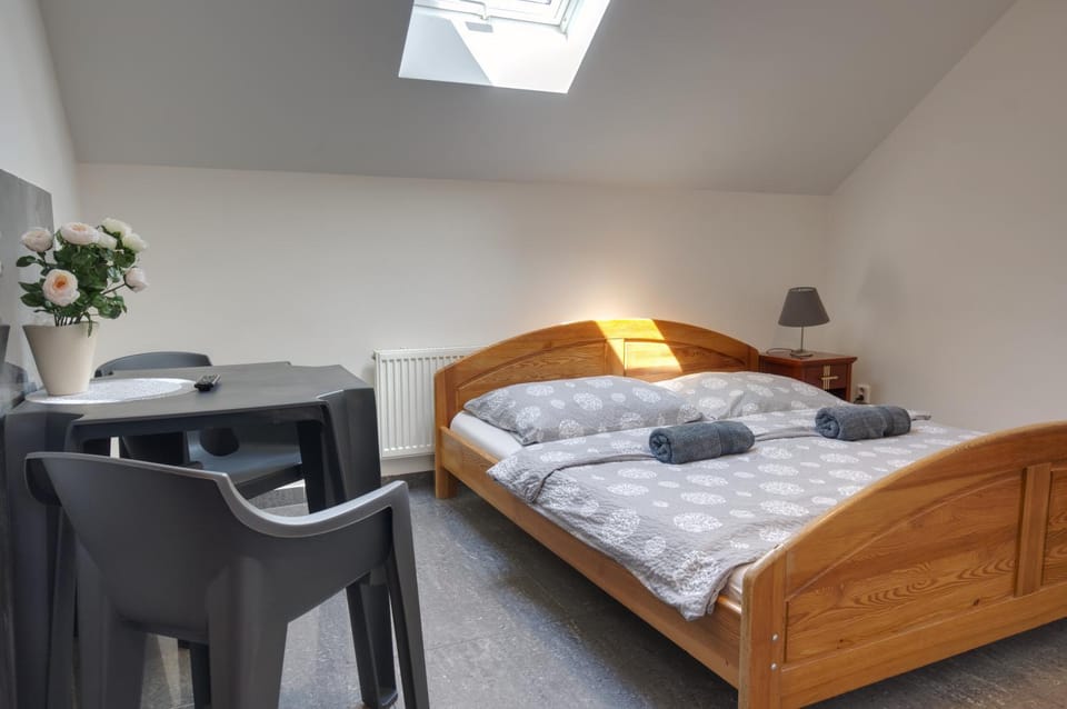 Bed, Seating area