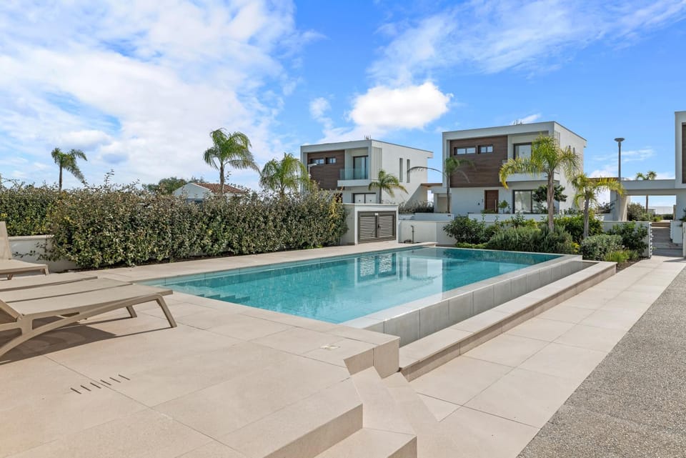 Property building, Patio, Day, Pool view, Swimming pool, sunbed