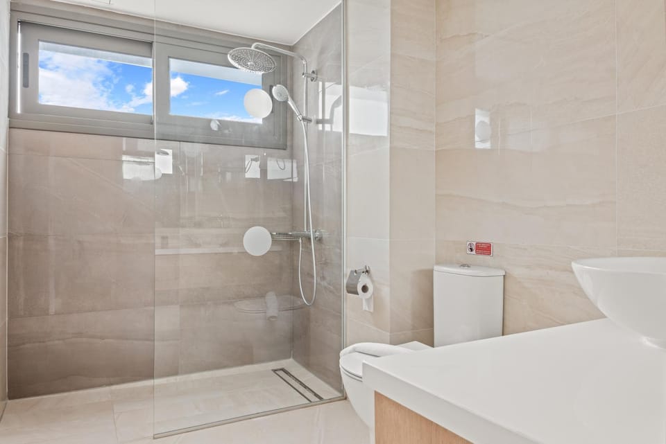 Shower, Toilet, Bathroom, Bath, towels