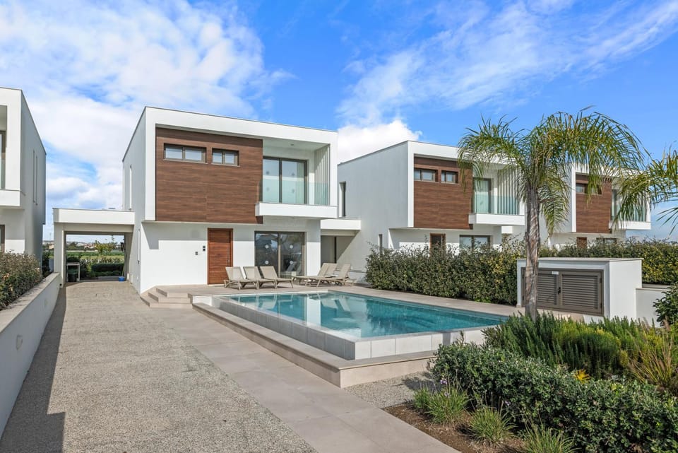 Property building, Patio, Day, Garden, Garden view, Pool view, Swimming pool, sunbed