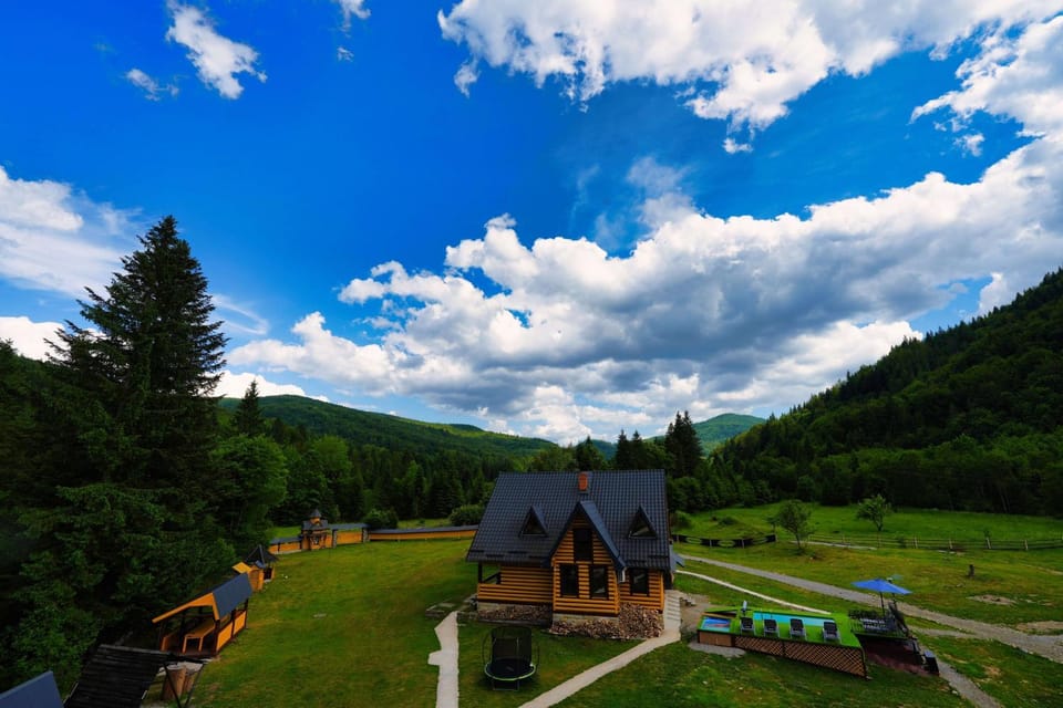 Off site, Day, Natural landscape, Bird's eye view, On site, Mountain view, Area and facilities