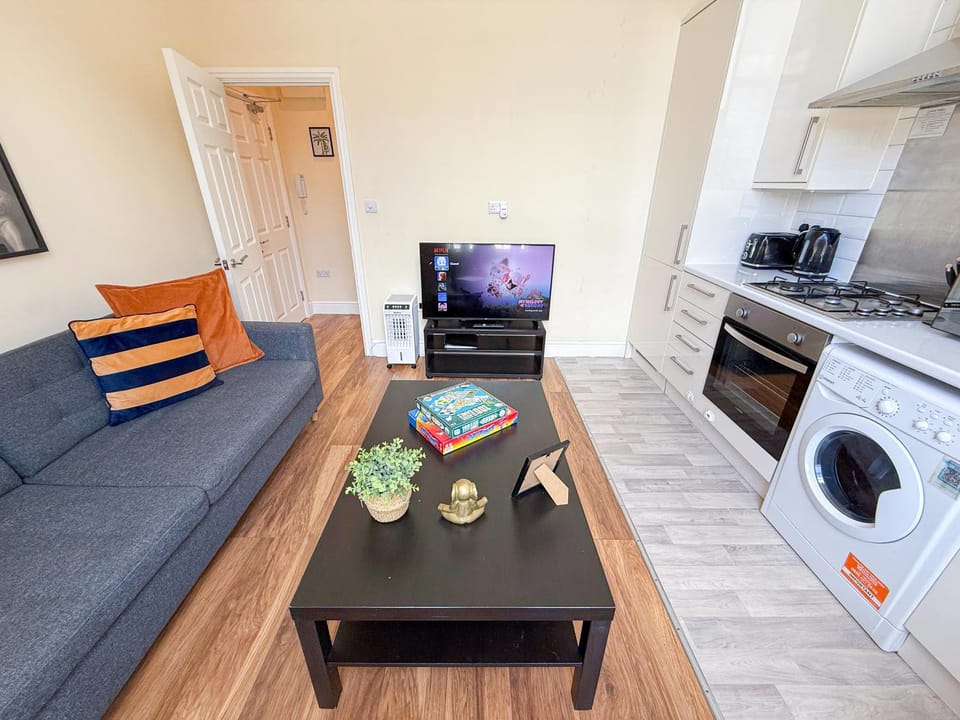 TV and multimedia, Kitchen or kitchenette, Living room, Seating area, microwave, oven, stove, washing machine, dryer