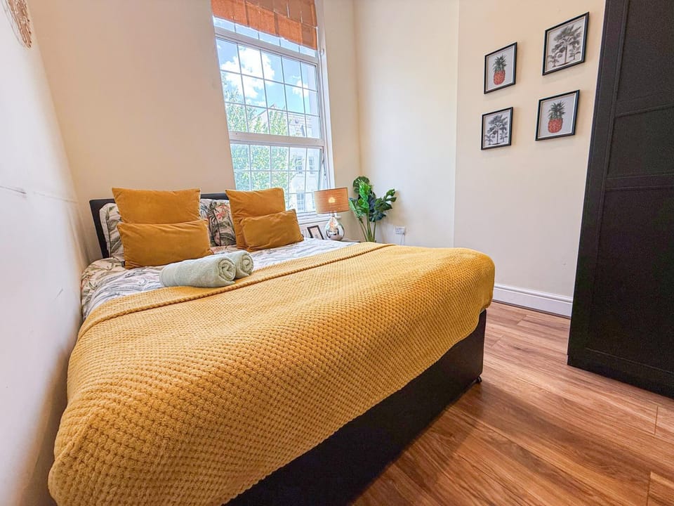 Bed, View (from property/room), Photo of the whole room, Decorative detail, Bedroom, heating, towels