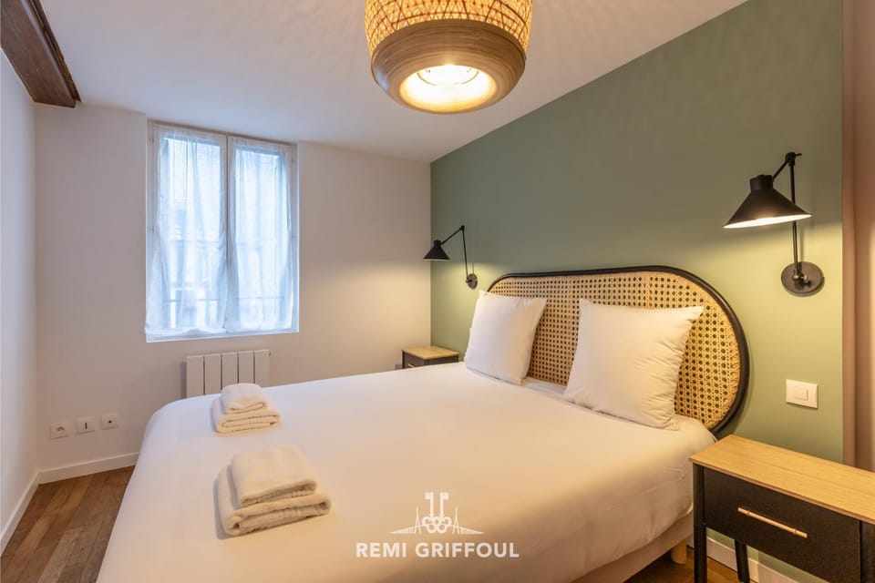 Le Bois Bleu 2nd Floor Elegance & Comfort in the Heart of Honfleur Apartment in Honfleur