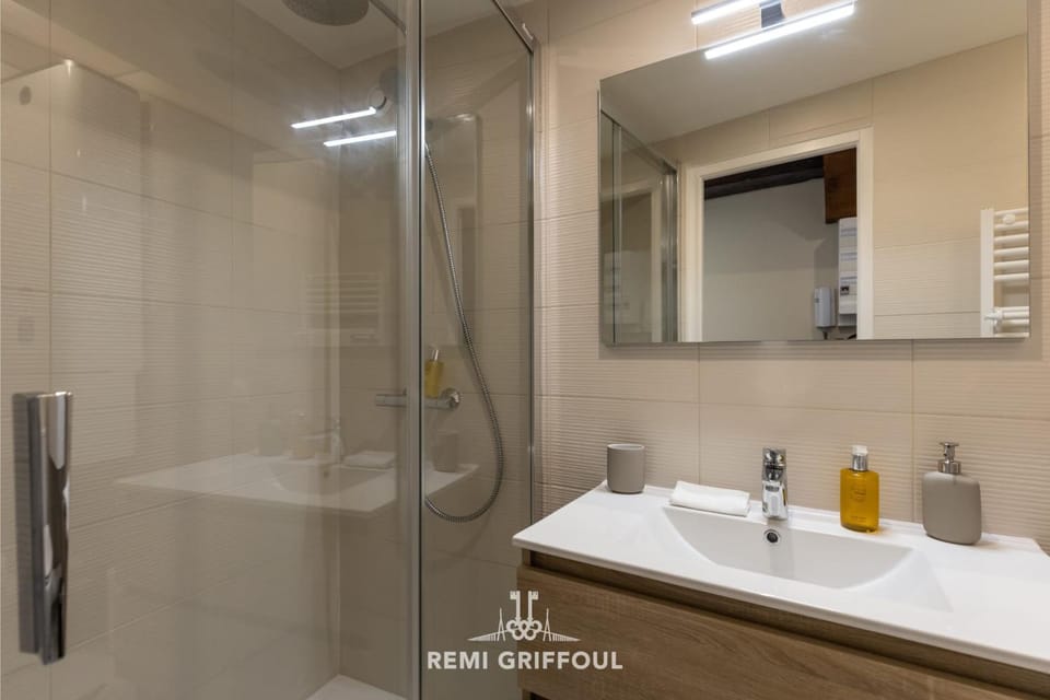 Le Bois Bleu 2nd Floor Elegance & Comfort in the Heart of Honfleur Apartment in Honfleur