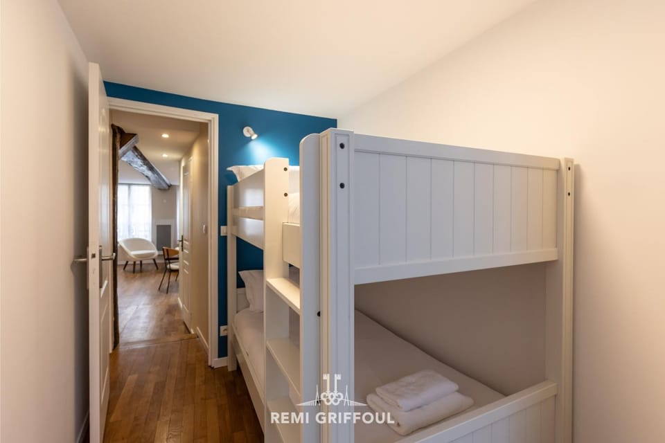 Le Bois Bleu 2nd Floor Elegance & Comfort in the Heart of Honfleur Apartment in Honfleur