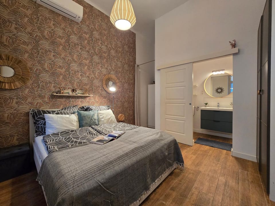 Bed, Photo of the whole room, Bedroom