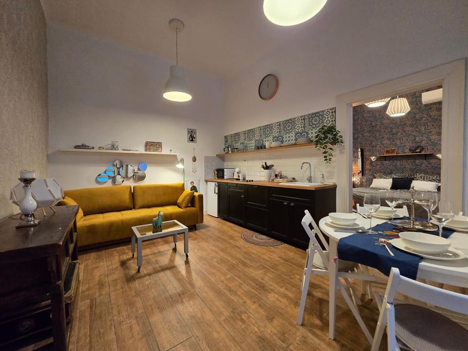 Kitchen or kitchenette, Living room, Seating area, Dining area