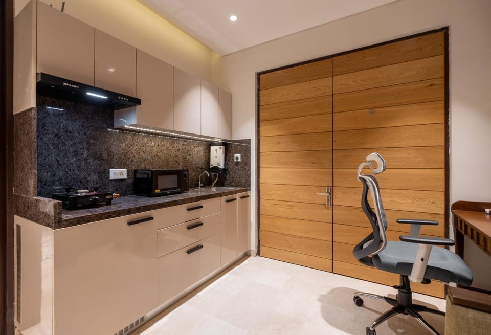 Kitchen or kitchenette, minibar