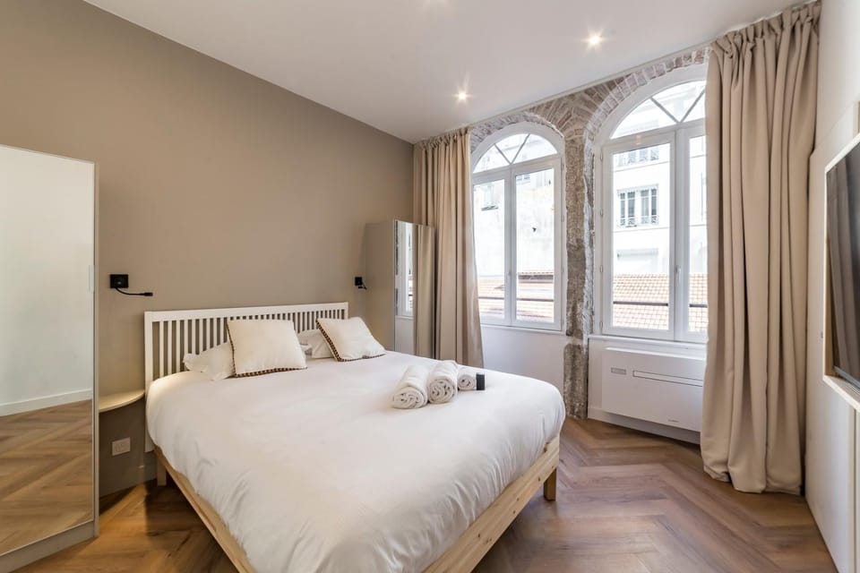 Bed, TV and multimedia, Photo of the whole room, Bedroom