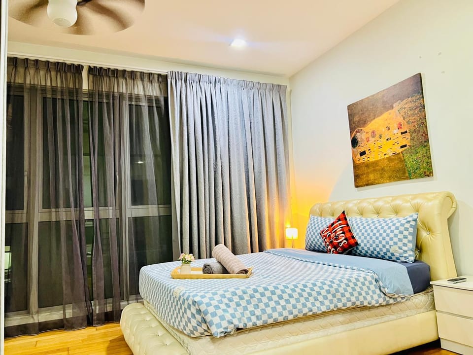 Bed, Living room, Photo of the whole room, Seating area, Bedroom