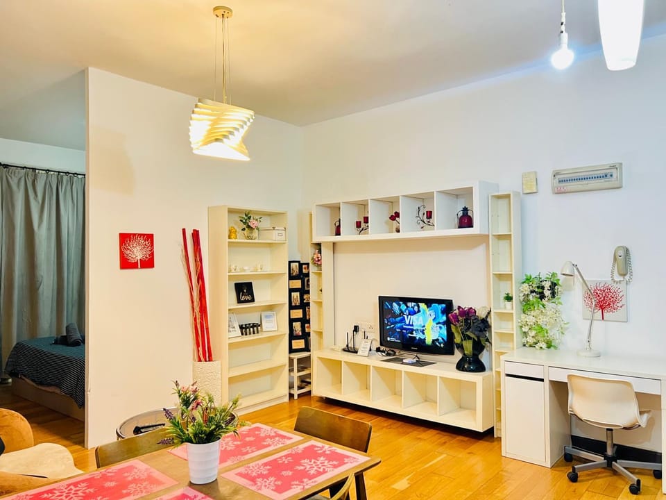 Communal lounge/ TV room, TV and multimedia, Kitchen or kitchenette, Living room, Seating area, Dining area, Evening entertainment, air conditioner