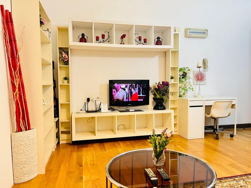 TV and multimedia, Living room, Seating area, Dining area, air conditioner