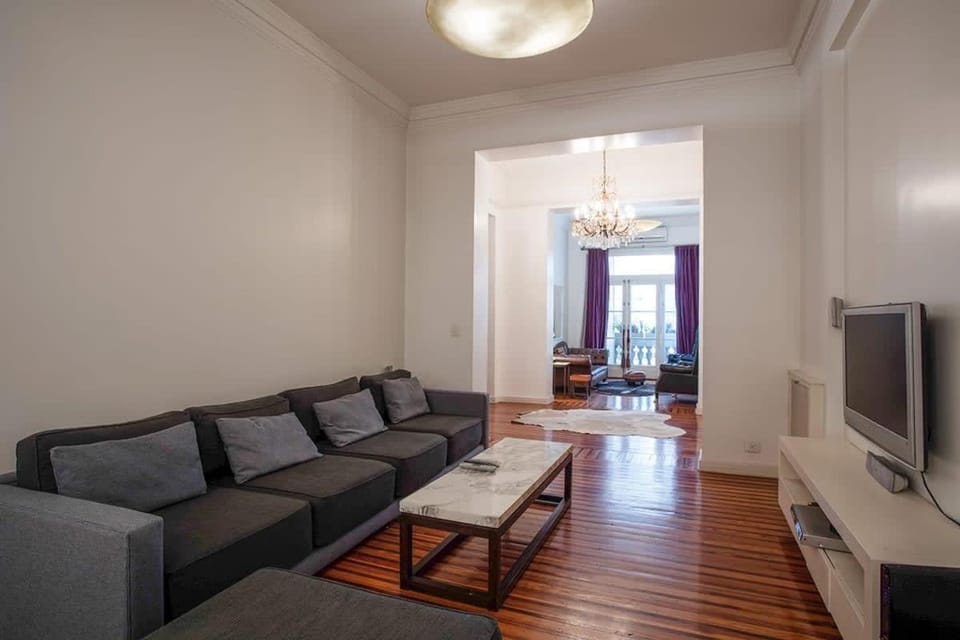 Purple Rain - Elegant 2 Bedroom in Recoleta Apartment in Buenos Aires