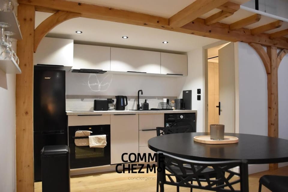 Coffee/tea facilities, Kitchen or kitchenette, Dining area, stove, toaster