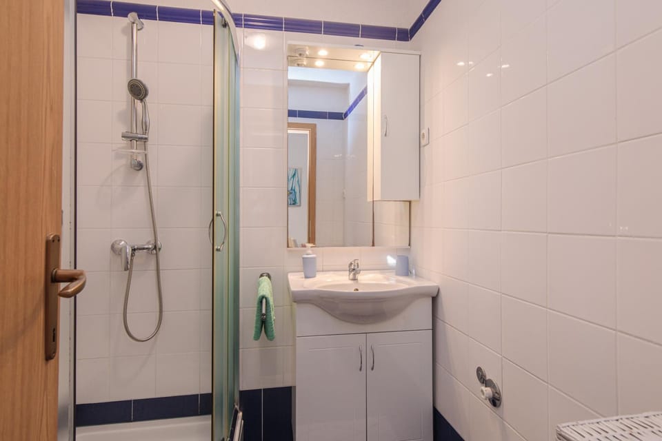 Shower, Bathroom, towels