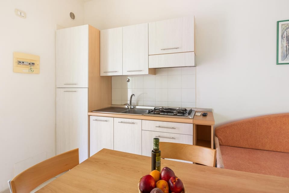 Kitchen or kitchenette, Dining area, stove