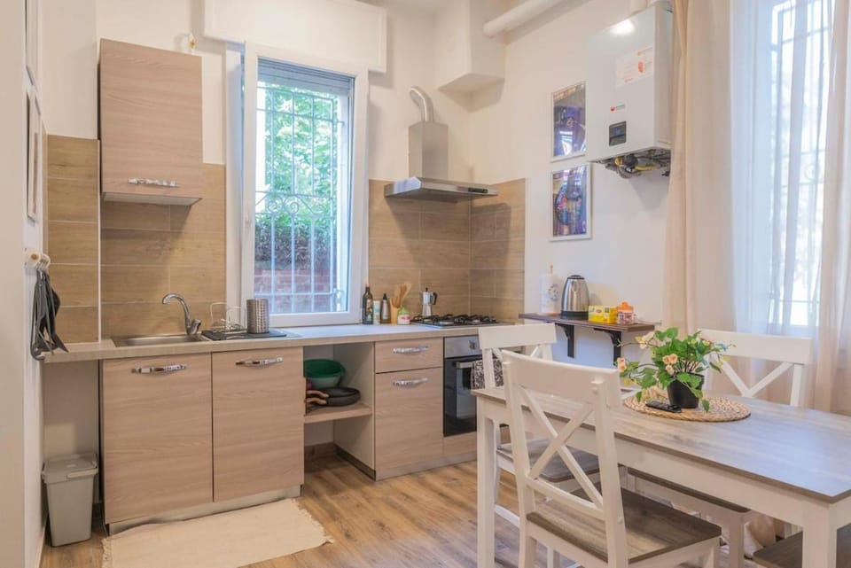 Kitchen or kitchenette, Dining area, oven, stove