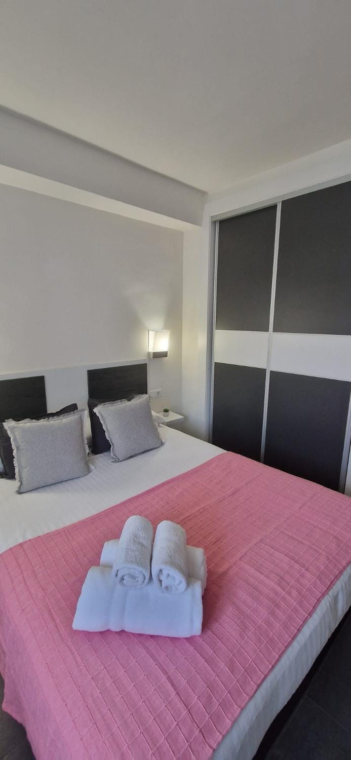 Bed, Photo of the whole room, Bedroom, towels