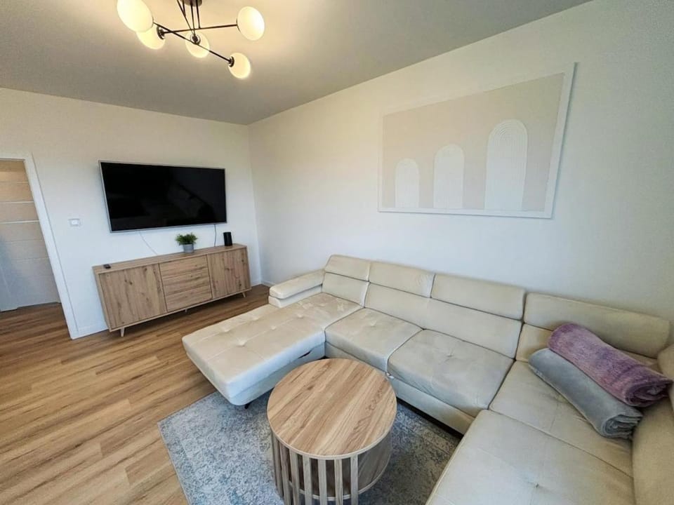 TV and multimedia, Living room, Seating area, Evening entertainment
