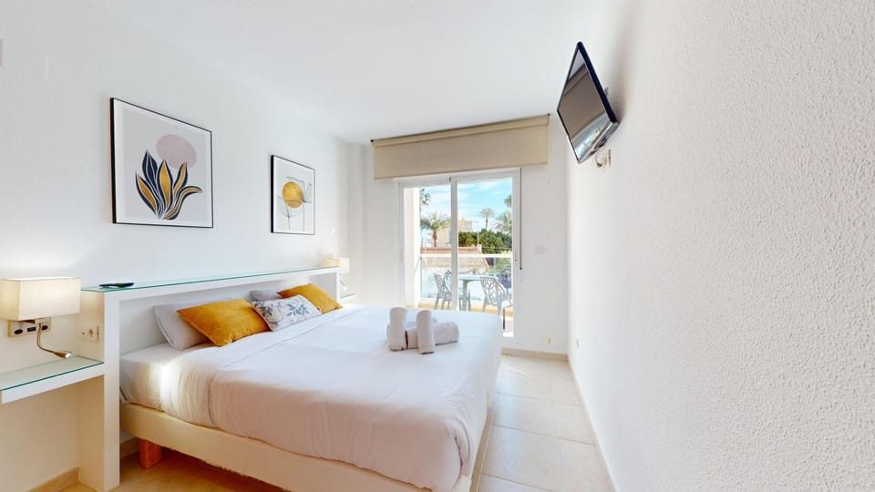 Bed, TV and multimedia, Photo of the whole room, Bedroom