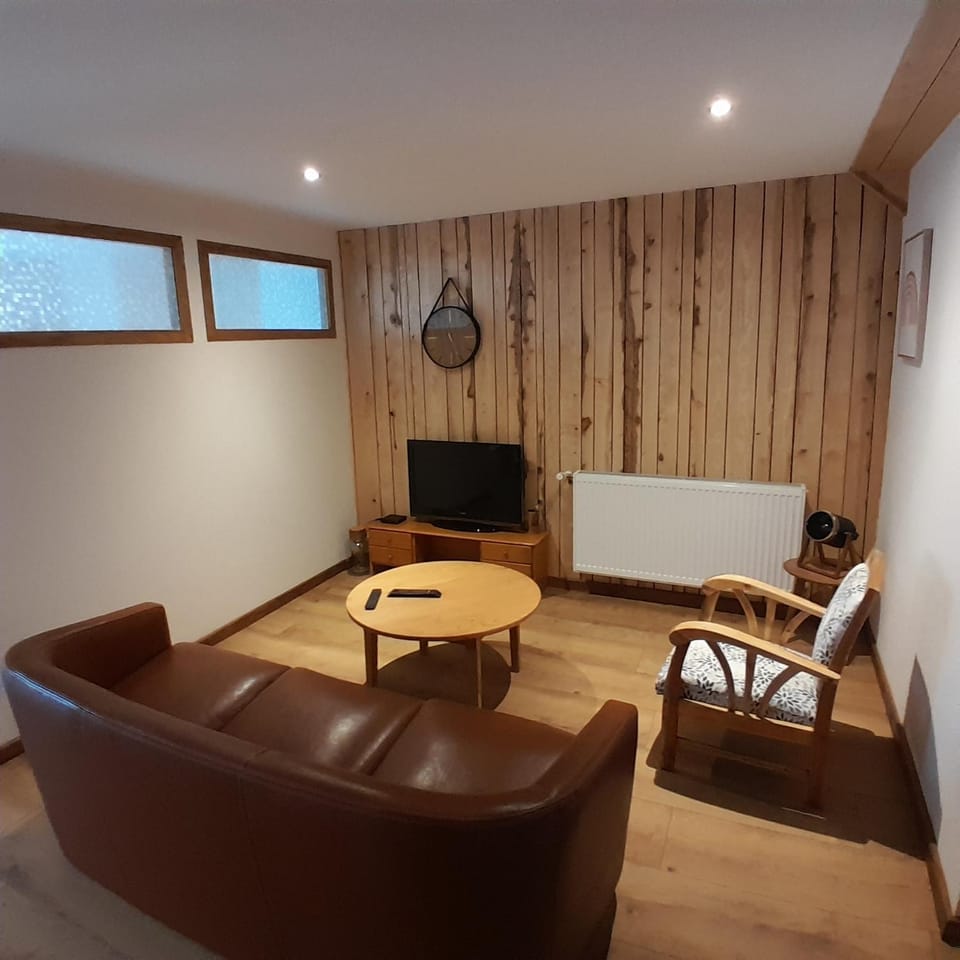 Communal lounge/ TV room, TV and multimedia, Living room, Seating area