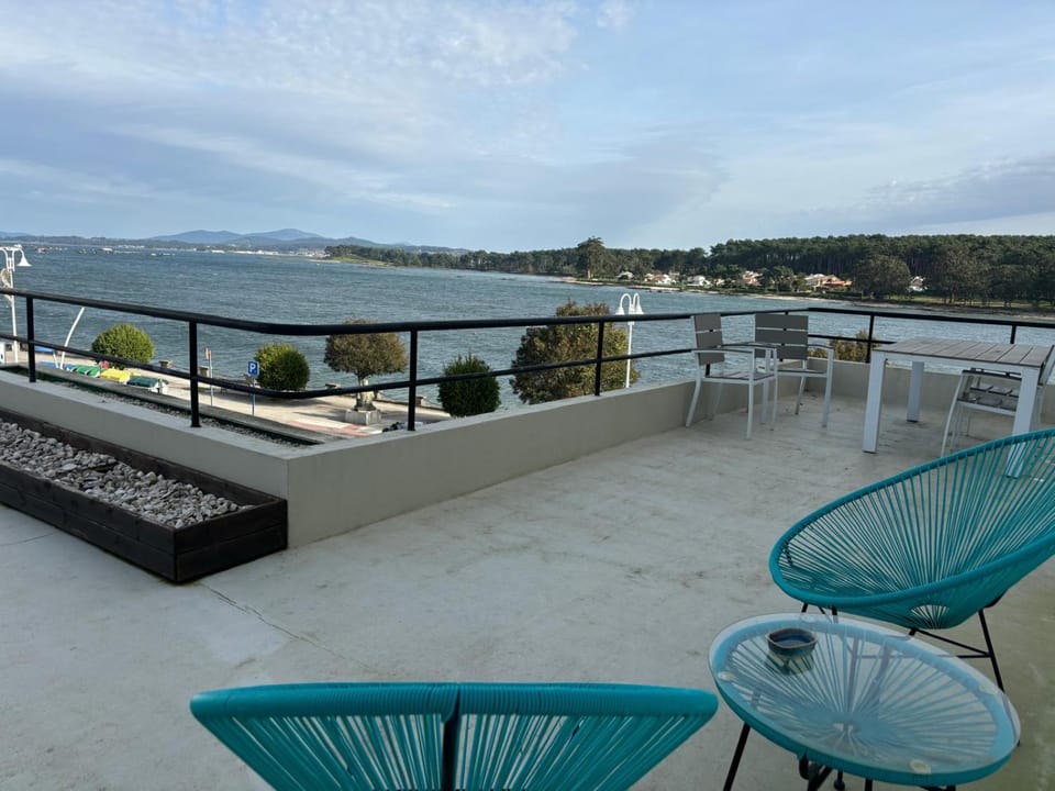 Natural landscape, View (from property/room), Balcony/Terrace, Dining area, Sea view