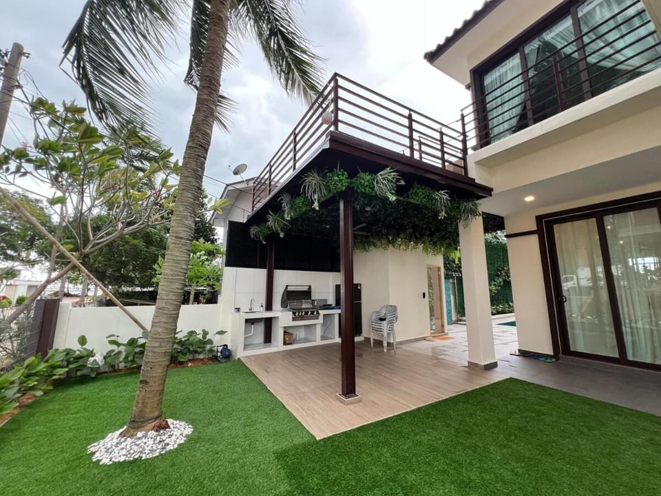Beach House WaterfrontPoolSaunaHot JacuzziWifi House in Port Dickson