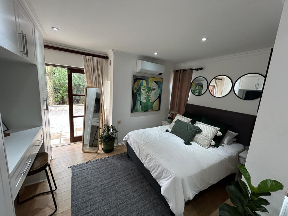 Bed, TV and multimedia, Decorative detail, Bedroom