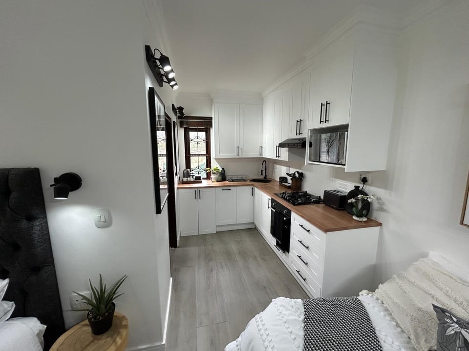 Kitchen or kitchenette, oven, pet friendly, toaster