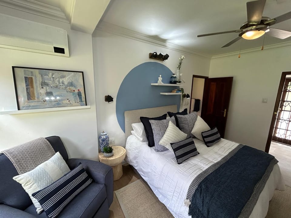 Bed, Seating area, Bedroom, air conditioner