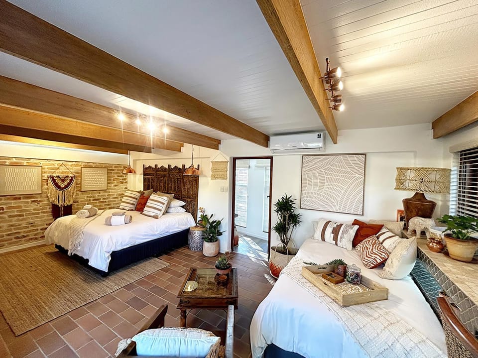Bed, Photo of the whole room, Seating area, Bedroom